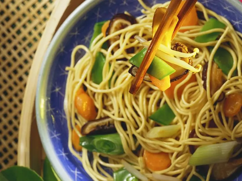 Chinesische Bratnudeln mit Gemüse