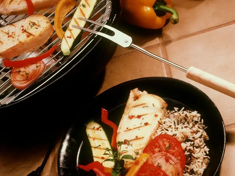 Steinbuttkoteletts vom Grill mit Gemüse