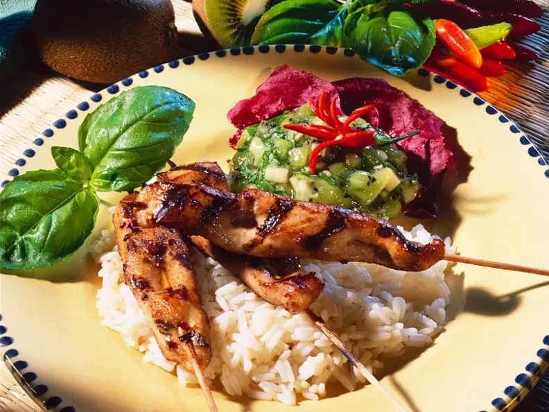 Hähnchen-Saté mit Kiwi-Salsa