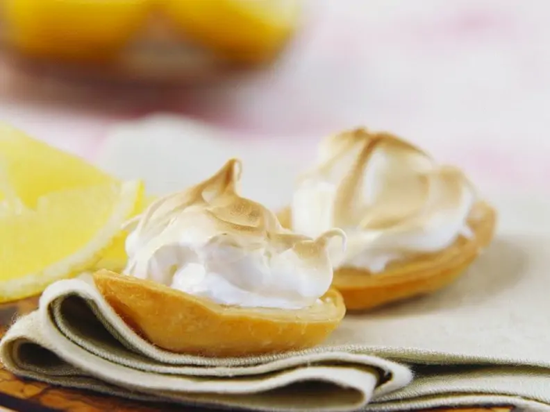 Zitronen-Meringue-Torteletts