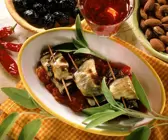 Auberginenröllchen mit Tomatensauce