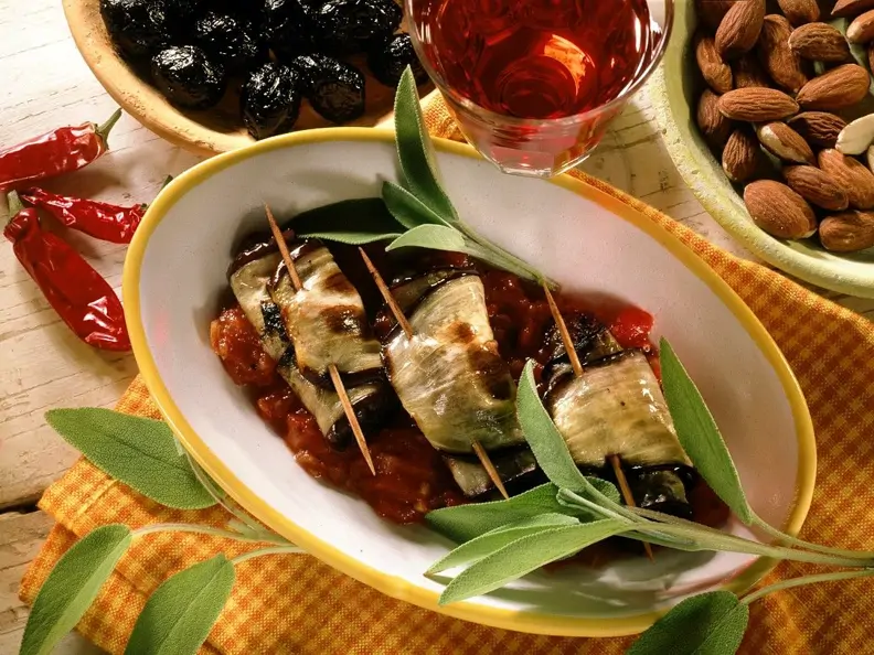 Auberginenröllchen mit Tomatensauce