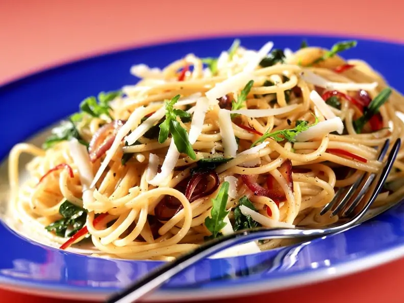 Spaghetti mit Rucola und Käse
