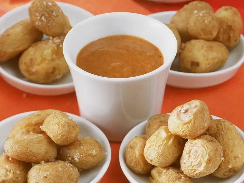 Papas arrugada mit roter Mojo-Sauce