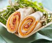 Cheddar-Wraps mit Tomatenaufstrich