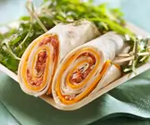 Cheddar-Wraps mit Tomatenaufstrich