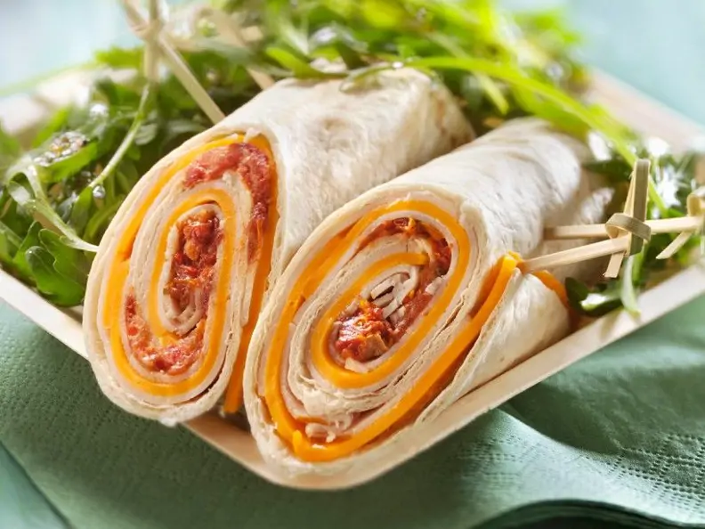 Cheddar-Wraps mit Tomatenaufstrich