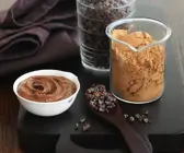 Kakaobutter mit Kakaobohnen