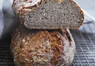 Vollkornbrot mit Haferflocken