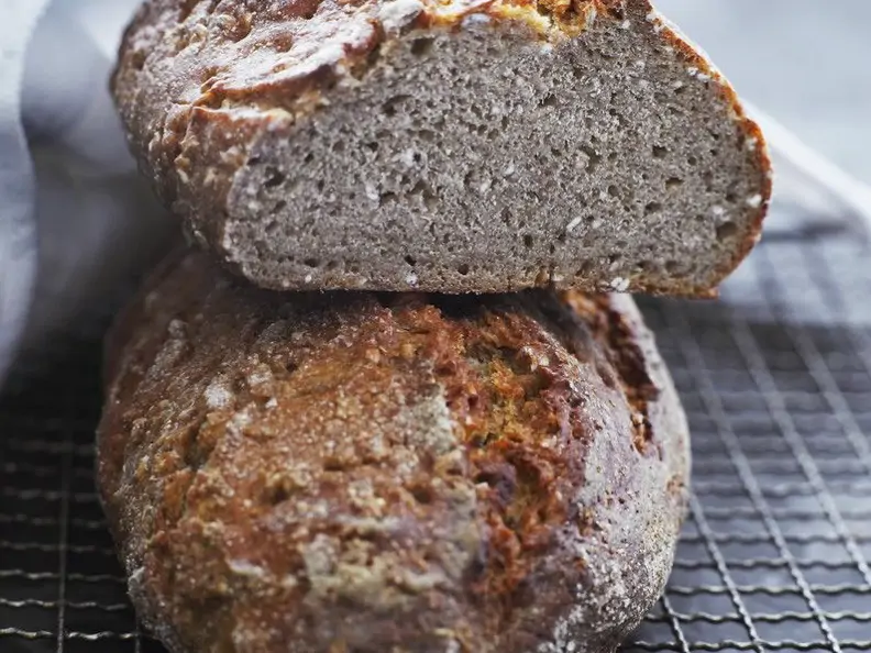 Vollkornbrot mit Haferflocken