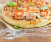 Amerikanische Pizza mit dickem Teig