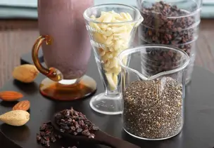 Himbeer-Milchshake mit Chia und Mandeln