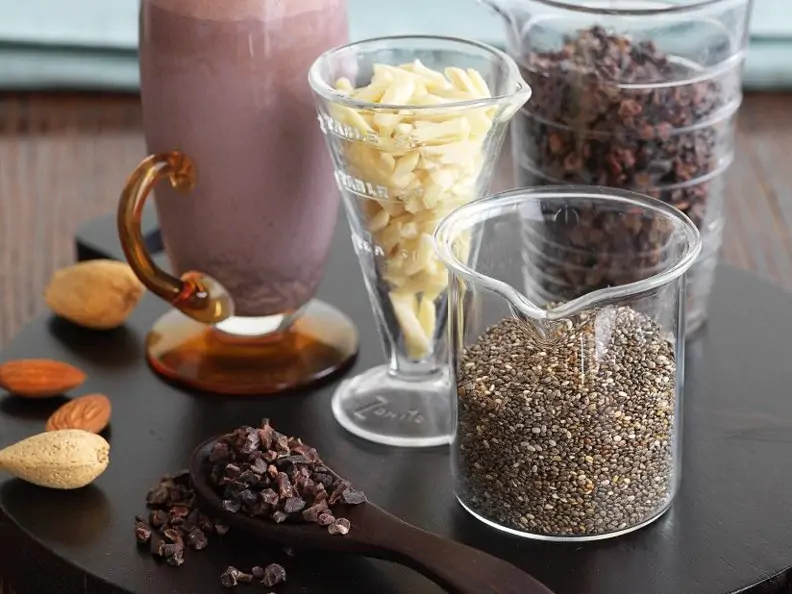 Himbeer-Milchshake mit Chia und Mandeln