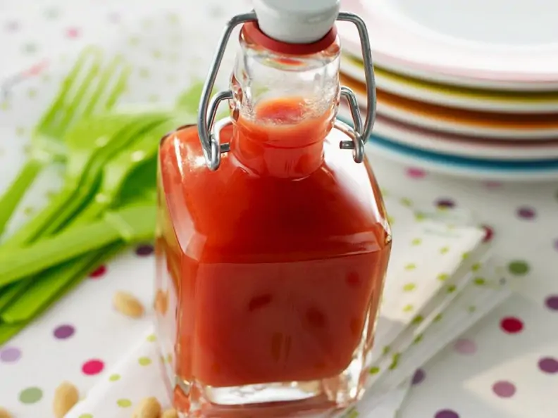 Ketchup mit Tomaten und Pflaumen