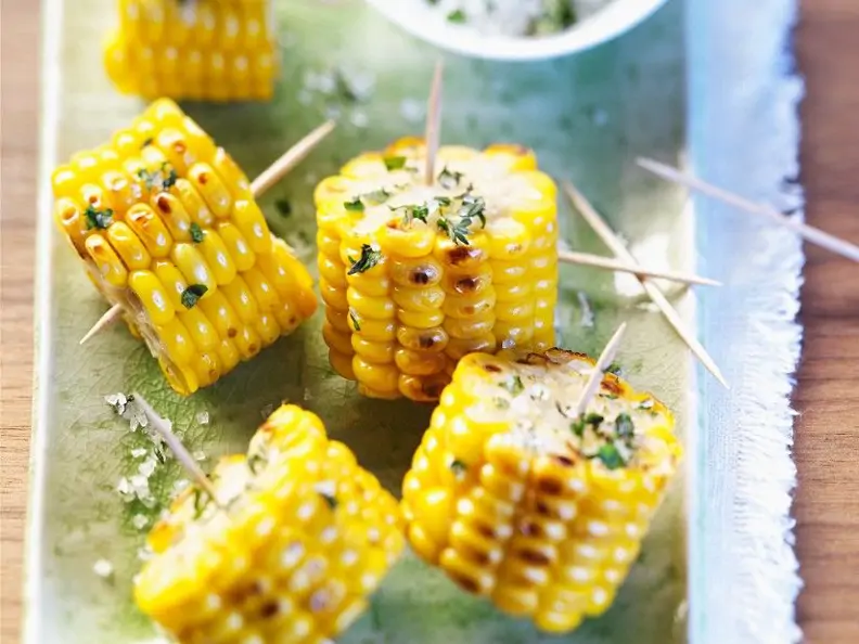 Maiskolben mit Kräuterbutter