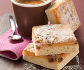 Blechkuchen mit Rosinen