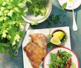Parmesanschnitzel mit buntem Kräutersalat