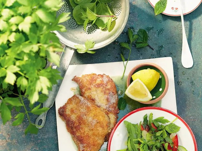 Parmesanschnitzel mit buntem Kräutersalat