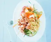 Hähnchenspiesse mit Gemüse-Pasta-Salat