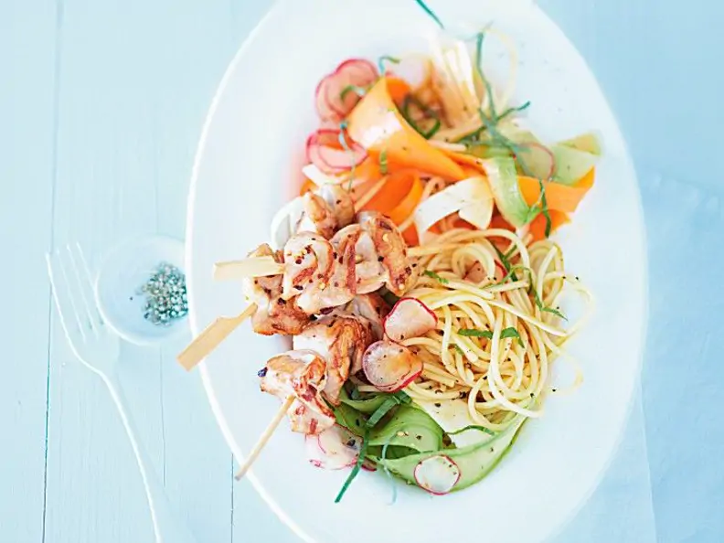 Hähnchenspiesse mit Gemüse-Pasta-Salat