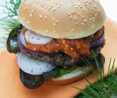 Burger mit Hirschfleisch und Aprikosensoße