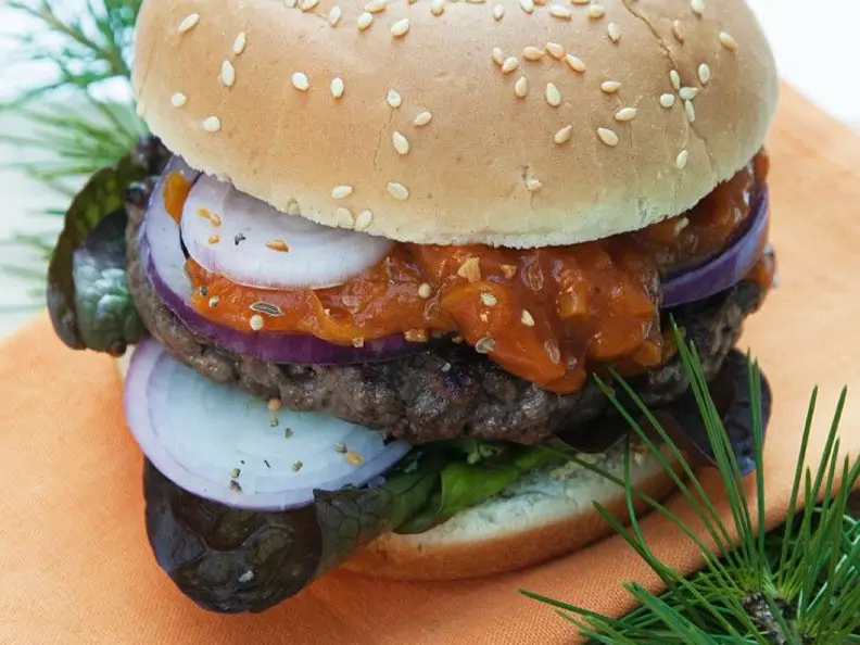 Burger mit Hirschfleisch und Aprikosensoße