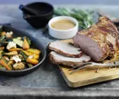 Kalbsbraten mit Gemüse aus dem Ofen