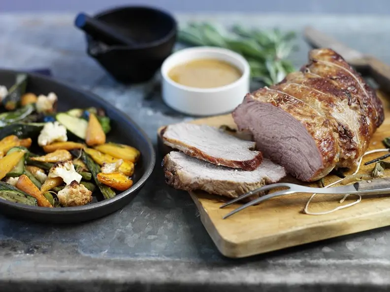 Kalbsbraten mit Gemüse aus dem Ofen