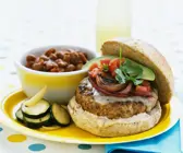 Burger mit Schweinefleisch, Zwiebeln und Avocado