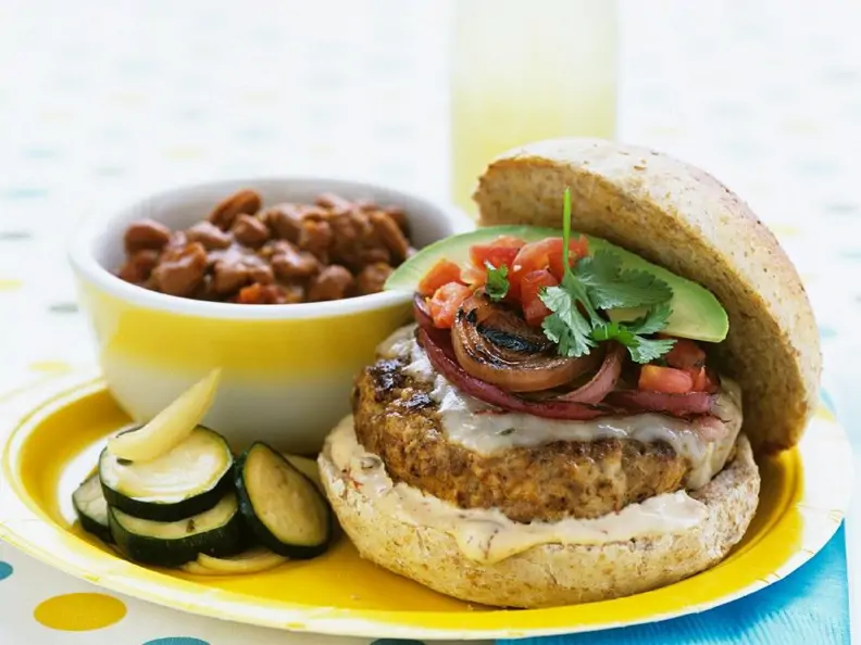 Burger mit Schweinefleisch, Zwiebeln und Avocado
