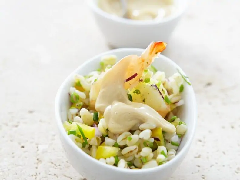 Weizensalat mit Shrimps und Knoblauchsauce