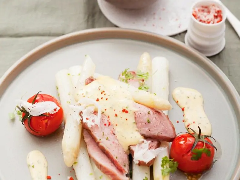 Weißer Spargel mit Kalbstafelspitz