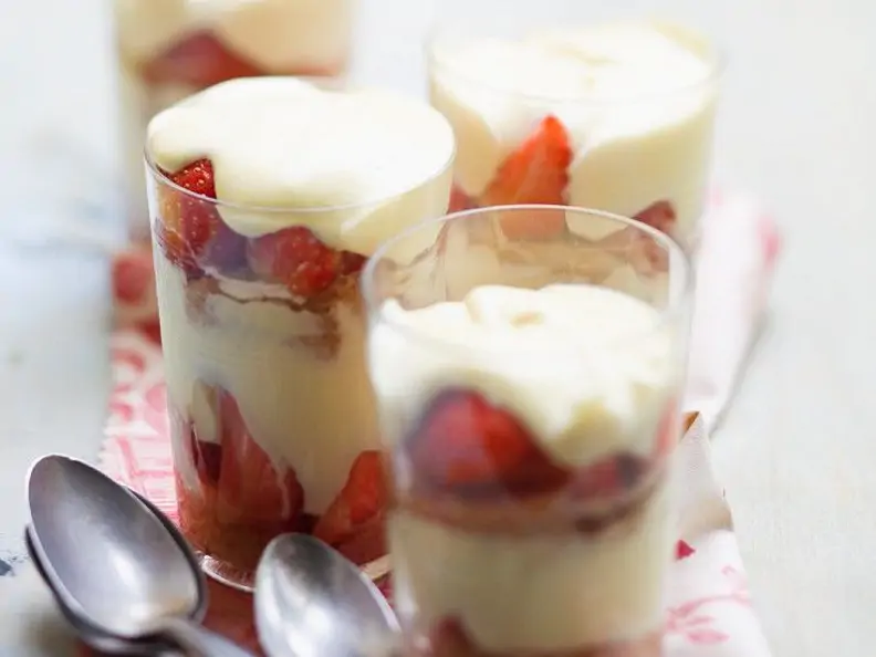 Erdbeer-Tiramisu mit Butterkeksen
