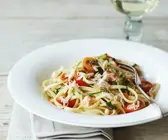 Pasta mit Krebsfleisch, Kirschtomaten und Käse