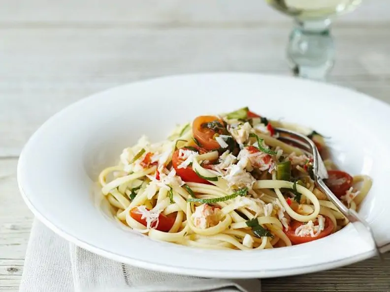 Pasta mit Krebsfleisch, Kirschtomaten und Käse
