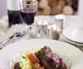 Ochsenschwanz mit Gemüse und Püree