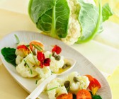 Blumenkohl-Tomatensalat mit Kapuzinerkresse