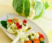 Blumenkohl-Tomatensalat mit Kapuzinerkresse