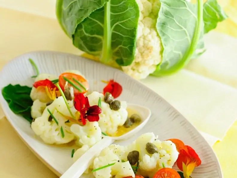 Blumenkohl-Tomatensalat mit Kapuzinerkresse