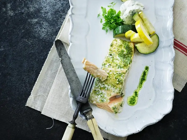 Kräuter-Lachs mit Gemüse