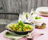 Gelbes Curry mit Hähnchen, Kichererbsen und Koriander