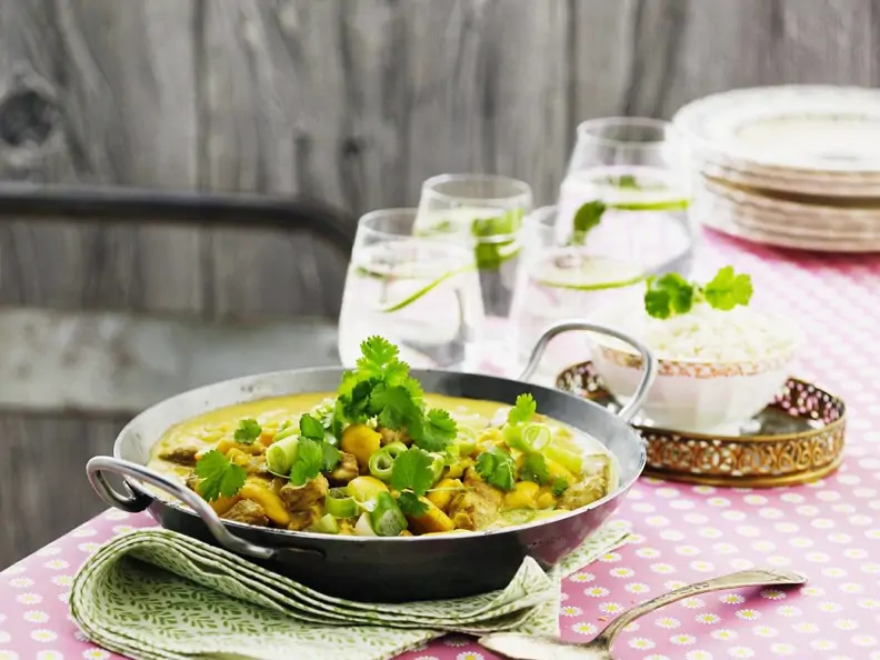 Gelbes Curry mit Hähnchen, Kichererbsen und Koriander
