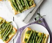 Blätterteigkuchen mit grünem Spargel, Kartoffeln und Bärlauch