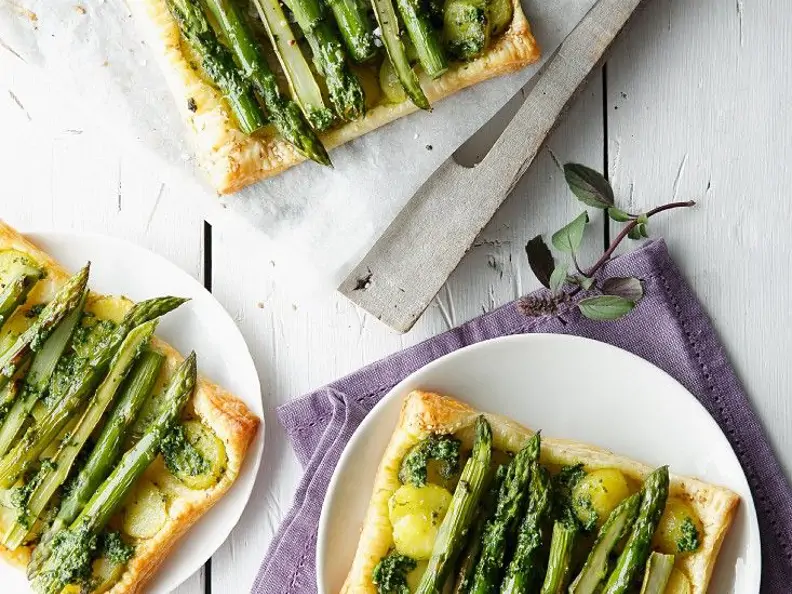 Blätterteigkuchen mit grünem Spargel, Kartoffeln und Bärlauch