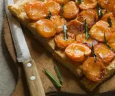 Blätterteigtarte mit Aprikosen