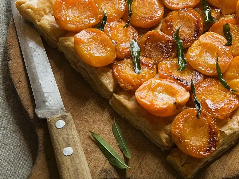 Blätterteigtarte mit Aprikosen