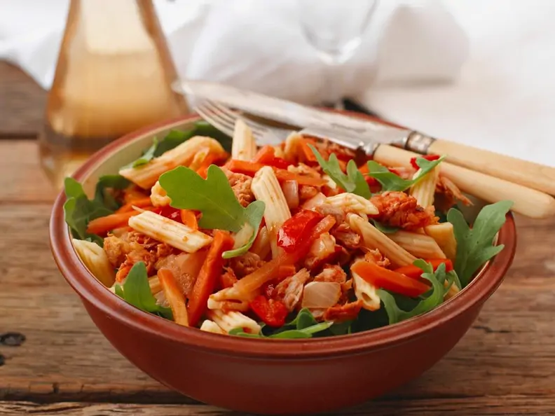 Pastasalat mit Thunfisch, Möhren und Paprika