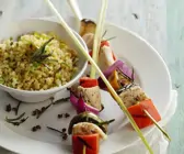 Gegrillte Hähnchenspieße mit Kräuter-Bulgur