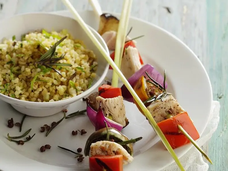 Gegrillte Hähnchenspieße mit Kräuter-Bulgur
