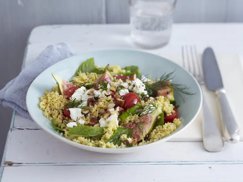 Salat mit Hirse, Schafskäse und Feigen